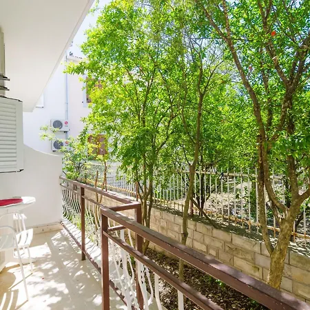 アパート & Bari I